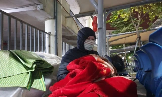 Phận người trong giá buốt: Những người chăm bệnh nhân ở bệnh viện 