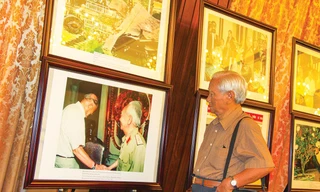 NSNA Hữu Cấy xem bức ảnh Đại tướng Võ Nguyên Giáp