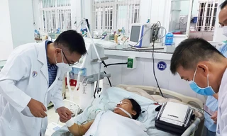 Ê kíp bác sĩ Bệnh viện Chợ Rẫy đang hỗ trợ chuyên môn cứu chữa bệnh nhân ở Quảng Nam ảnh: BVCC