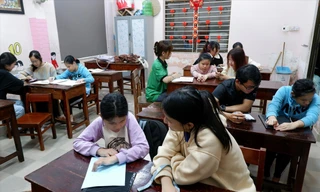 Một buổi học giữa các bạn sinh viên Đội Công tác xã hội, Trường ĐH Bách khoa Đà Nẵng với các em học sinh khiếm thị Ảnh: Bách Viên