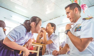 Giữa những nụ cười xô lệch