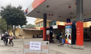 Nhiều cây xăng bán lẻ ở khu vực phía Nam treo biển hết xăng sau khi 7 doanh nghiệp đầu mối bị rút giấy phép trong thời gian qua Ảnh: Nguyễn Bằng