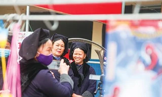 Đồng bào dân tộc vùng cao tỉnh Bắc Giang hào hứng đi chơi Tết Độc lập để gặp người thân quen nơi xa