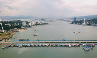 Thí điểm chuyển đổi 30 tàu du lịch trở thành nhà hàng nổi trên vịnh Hạ Long. Ảnh: Hoàng Dương