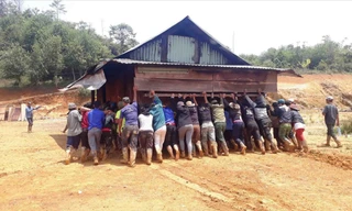 Hàng trăm người chung sức “cõng” nhà di chuyển đến vị trí an toàn