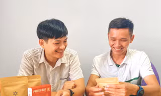 Anh Đặng Đình Luân (trái) cùng cộng sự đang trao đổi về các sản phẩm 