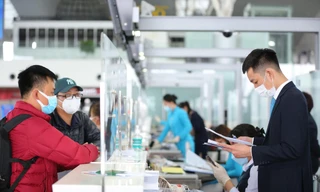 Từ ngày 15/2, Việt Nam khôi phục hoạt động bay quốc tế như trước khi có dịch COVID-19. Ảnh khách làm thủ tục bay quốc tế tại sân bay Nội Bài sáng 15/2 Ảnh: Trọng Tài