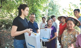 Hoa hậu Đỗ Thị Hà tặng quà cho các hộ dân khó khăn ở vùng lũ Sơn Dương, Tuyên Quang Ảnh: Nguyễn Hải