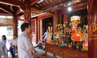 Người dân cúng lễ trước ban thờ và bài vị thần Đồng Cổ