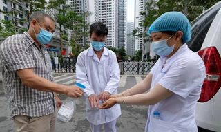 Khử khuẩn sau khi lấy mẫu xét nghiệm tại một chung cư do liên quan ca mắc COVID - 19 sáng 24/5