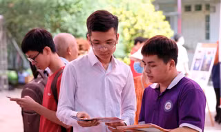 Thí sinh tham gia ngày hội tư vấn đăng ký nguyện vọng xét tuyển ĐH, CĐ 2023 Ảnh: Mạnh Thắng