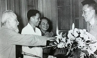 Bác Hồ tặng hoa cho tướng Vương Thừa Vũ 