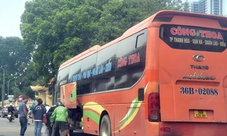 Những xe khách phải vào bến Giáp Bát hoặc Nước Ngầm, nhưng thực tế xuất hiện hằng ngày tại khu vực Cầu Giấy (Hà Nội) để đón/trả kháchẢnh: P.Thanh 