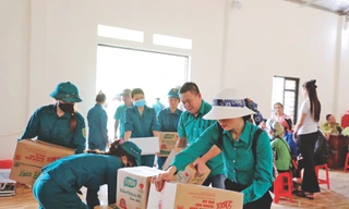 Đội xung kích của Tập đoàn Dabaco vận chuyển hàng hoá vào bếp ăn ở Làng Nủ