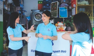 Chị Lương Thị Kiều Thúy (ngoài cùng bên trái) và các nhân viên chuyện trò qua ngôn ngữ ký hiệu