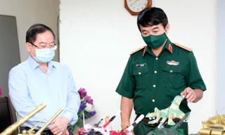 Thượng tướng Võ Văn Tuấn giới thiệu mô hình máy bay Su-30MK2 số hiệu 9370 với Tổng Biên tập báo Tiền Phong Lê Xuân Sơn ẢNH: Hoàng Mạnh Thắng 