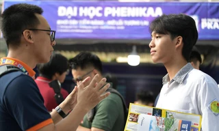 Thí sinh tìm hiểu thông tin tuyển sinh năm 2025 Ảnh: DƯƠNG TRIỀU