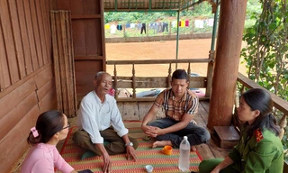 Chị H’Liên Niê (phải) luôn gần gũi thăm hỏi bà con trong bản