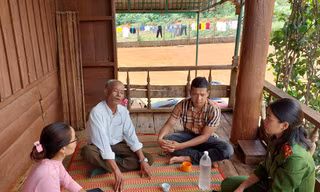 Chị H’Liên Niê (phải) luôn gần gũi thăm hỏi bà con trong bản
