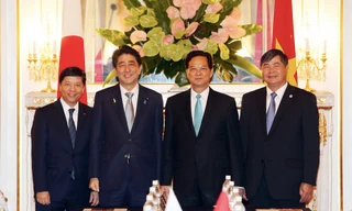 (Từ trái qua) Đại sứ Nguyễn Quốc Cường, Thủ tướng Nhật Bản Abe Shinzo, Thủ tướng Nguyễn Tấn Dũng, Đại sứ Đoàn Xuân Hưng năm 2015 Ảnh: Báo TGVN