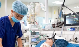 Bé C.T rơi vào tình trạng rất nguy kịch khi được chuyển đến BV Nhi T.Ư 