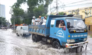 Nhiều tuyến phố tại khu vực phía Tây Nam Hà Nội mưa là ngập, nhưng dự án bơm tiêu úng Yên Nghĩa đang chậm tiến độ nhiều năm. Ảnh: A.Trọng 