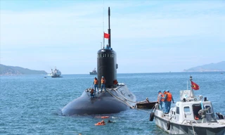 Thủy thủ Lữ đoàn tàu ngầm 189 trong một buổi huấn luyện thoát hiểm từ tàu ngầm trên biển