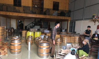 Làm thùng rượu gỗ sồi là nghề mới ở Đọi Tam, đem lại thu nhập ổn định cho nhiều người 