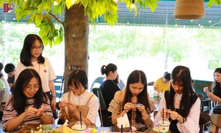 Nhiều bạn trẻ hào hứng tham gia nặn tò he