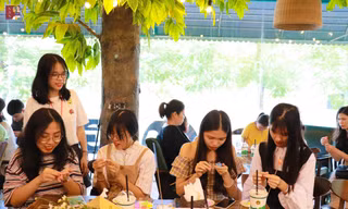 Nhiều bạn trẻ hào hứng tham gia nặn tò he