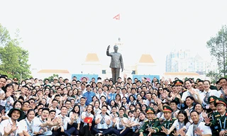 Anh Bùi Quang Huy - Bí thư thứ nhất T.Ư Đoàn và anh Nguyễn Minh Triết - Bí thư T.Ư Đoàn, Chủ tịch Hội SVVN cùng đại biểu Đại hội Thanh niên tiên tiến làm theo lời Bác toàn quốc năm 2025 Ảnh: Ngô Tùng