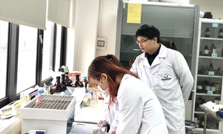 TS Trương Thanh Tùng, Đại học Phenikaa (Hà Nội) hướng dẫn sinh viên nghiên cứu khoa họcẢNH: LƯU TRINH