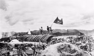 Chiều 7/5/1954, lá cờ quyết chiến, quyết thắng của quân đội ta tung bay trên nóc hầm tướng Đờ Cát, Điện Biên hoàn toàn giải phóng