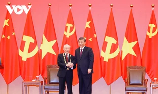 Tổng Bí thư, Chủ tịch Trung Quốc Tập Cận Bình trao tặng Huân chương Hữu nghị cho Tổng Bí thư Nguyễn Phú Trọng trong chuyến thăm chính thức Trung Quốc năm 2022Ảnh: VOV