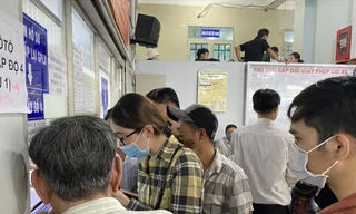 Nhiều điểm cấp đổi GPLX tại TPHCM những ngày qua đều quá tải Ảnh: H.H 