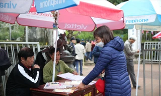 Người dân cung tiến tiền công đức tại Đền Trần (Nam Định) Ảnh: Nguyễn Trọng Tài