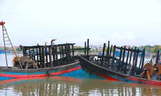 5 tàu cá trị giá hơn 20 tỷ đồng đã bị cháy rụi sau vụ hỏa hoạn tại cảng cá Lạch Quèn (Quỳnh Thuận, Quỳnh Lưu, Nghệ An) đêm 28/7