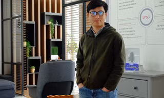 TS Huỳnh Thế Thiện tại gian trải nghiệm mạng 5G đặt tại trung tâm nghiên cứu của trường. ẢNH: NVCC 