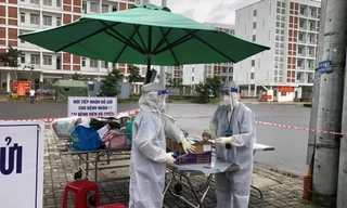 Sinh viên tình nguyện tiếp nhận đồ gửi vào Bệnh viện dã chiến