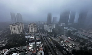 Hà Nội ô nhiễm không khí kết hợp với mưa phùn, sương mù trong sáng qua (23/2) Ảnh: Như Ý