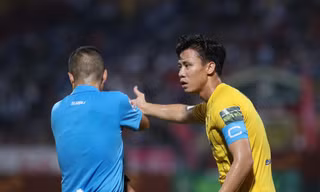 Đội trưởng SLNA Quế Ngọc Hải thắc mắc với phán quyết của trọng tài Ảnh: CLB CAHN