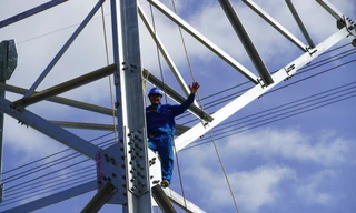 Gió giật liên hồi khiến việc thi công trụ điện số 9 rất khó khăn, vượt qua cả giới hạn cho phép