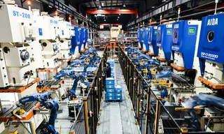 Bức ảnh chụp ngày 28/2/2024 cho thấy các cánh tay cơ khí đang hoạt động tại một nhà xưởng thông minh ở thành phố Vô Tích, tỉnh Giang Tô, miền đông Trung QuốcẢnh: Xinhua