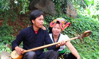 Anh Lù Hiền và vợ bên cây tính tẩu