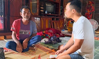 Ông Kpa Thương (bên trái) chưa dứt nỗi đau mất con trai