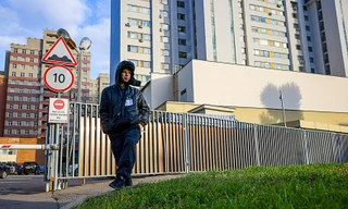 Một lính canh đứng ngoài toà nhà nơi đặt văn phòng thông tin của NATO ở Mátxcơva. Ảnh: Getty Images