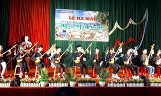 Các em thiếu nhi thích thú với Then lời mới Ảnh: Duy Chiến