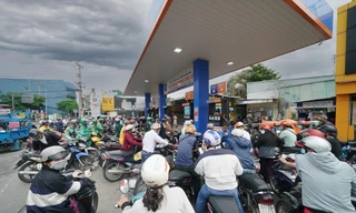 Người dân TPHCM chật vật trong việc tìm mua xăngảnh: Phạm Nguyễn 