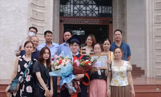 Nguyễn Xuân Đại bên gia đình trong ngày tốt nghiệp trường Đại học Y Hà Nội 