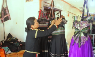 Bà H’Yam và những mẫu trang phục từ thổ cẩm